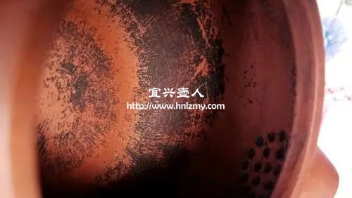 紫砂壺吸附茶垢造成的紫砂顏色變黑