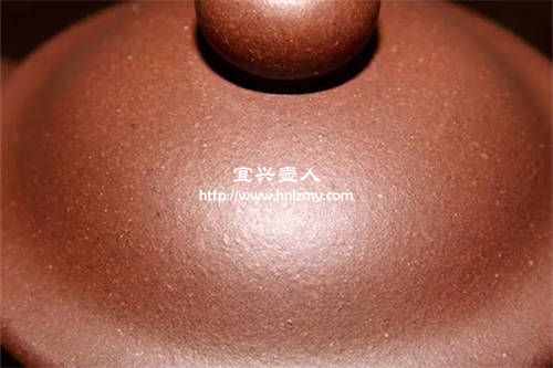 紫砂壺上亮閃閃的白點是云母顆粒