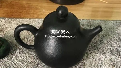 黑色紫砂壺和紅色紫砂壺